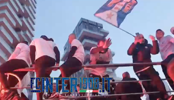 Scudetto, delirio Inter. Inzaghi: “Meritato”. Calhanoglu, Barella e Dimarco mattatori - immagine 11