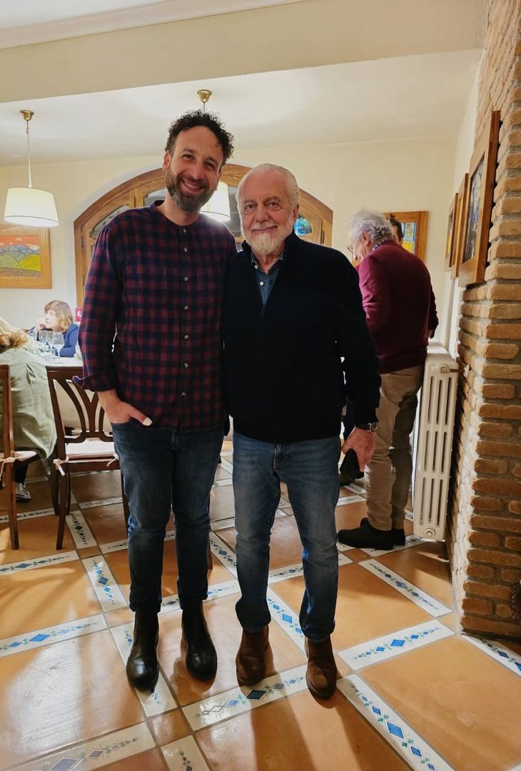 All'indomani del successo esterno col Genoa, giunto in extremis con il risultato di 2-3, Aurelio De Laurentiis, presidente del Napoli, si è recato assieme alla moglie Jacqueline a Mirabella Eclano, piccolo comune in provincia di Avellino, laddove ha visitato il vigneto locale, con tanto di degustazione di vini. Di seguito le foto pubblicate su Instagram dall'admin dell'account ufficiale del vigneto irpino.