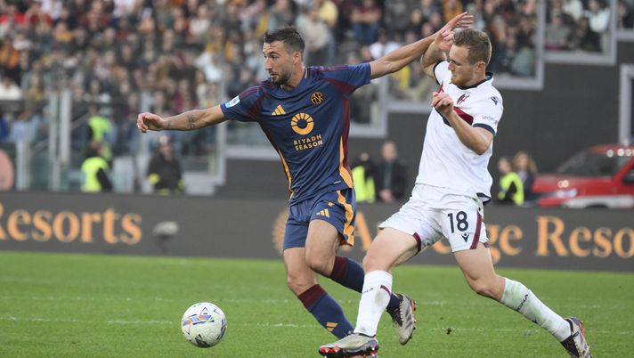 ROME, ITALY - NOVEMBER 10: AS Roma player Bryan Cristante competes with Bologna player Tommaso Pobega during the Serie A match between AS Roma and Bologna at Stadio Olimpico on November 10, 2024 in Rome, Italy. (Photo by Luciano Rossi/AS Roma via Getty Images) Roma-Bologna, ecco il pronostico dell’intelligenza artificiale per la partita - immagine 1