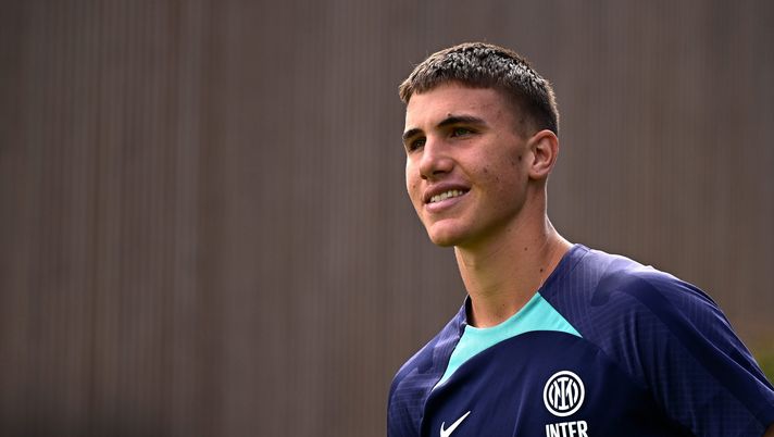 COMO, ITALY - AUGUST 12: Cesare Casadei of FC Internazionale looks on during the FC Internazionale training session at the club's training ground Suning Training Center at Appiano Gentile on August 12, 2022 in Como, Italy. (Photo by Mattia Ozbot - Inter/Inter via Getty Images) Il Chelsea apre al prestito di un gioiello italiano: la Fiorentina c’è - immagine 1