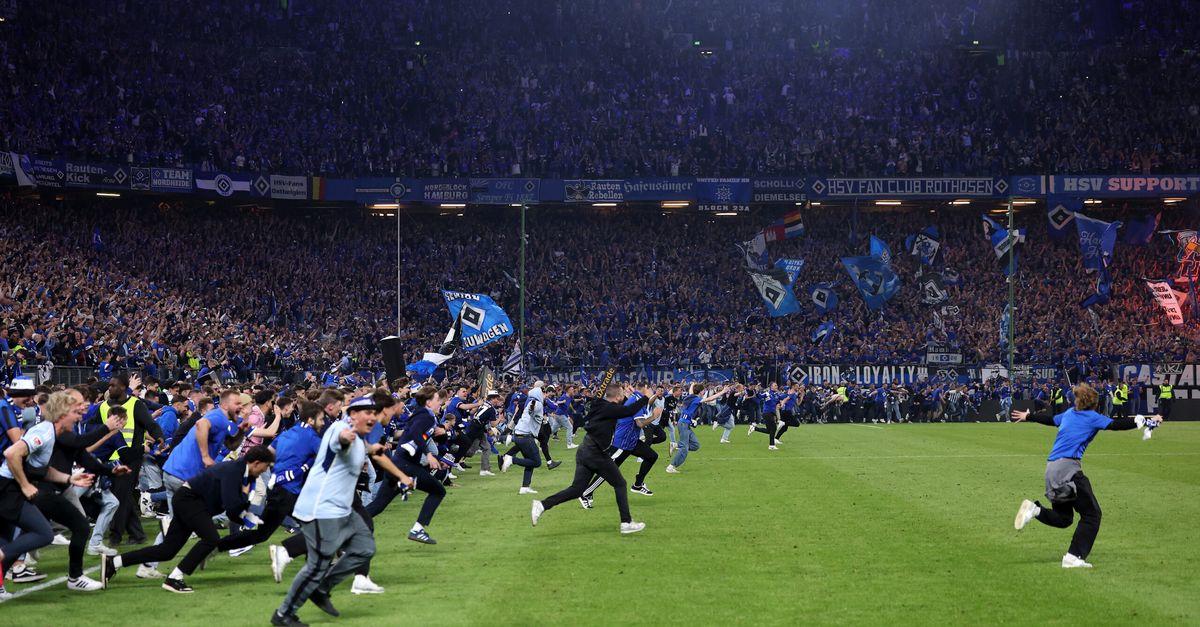 Amburgo choc: promozione in Bundesliga nel sangue, decine di feriti Amburgo choc: promozione in Bundesliga nel sangue, decine di feriti