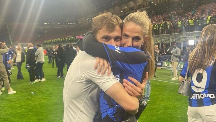 Barella enorme, il messaggio della moglie sui social emoziona anche la compagna di Bastoni Barella enorme, il messaggio della moglie sui social emoziona anche la compagna di Bastoni - immagine 1