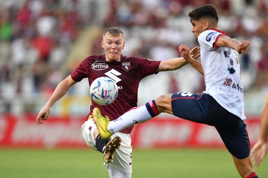 TURIN, ITALY - AUGUST 21: Perr Schuurs of Torino FC clashes during the Serie A TIM match between Torino FC and Cagliari Calcio at Stadio Olimpico di Torino on August 21, 2023 in Turin, Italy. (Photo by Valerio Pennicino/Getty Images)