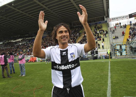 Antonio Benarrivo di Stelle Crociate saluta la folla prima della partita dei 100 anni tra Stelle Crociate e US Stelle Gialloblu allo Stadio Ennio Tardini il 13 ottobre 2013 a Parma, Italia. (Foto di Marco Luzzani/Getty Images) ESCLUSIVA Benarrivo sulla Nazionale: “Il sistema deve cambiare completamente”- immagine 2