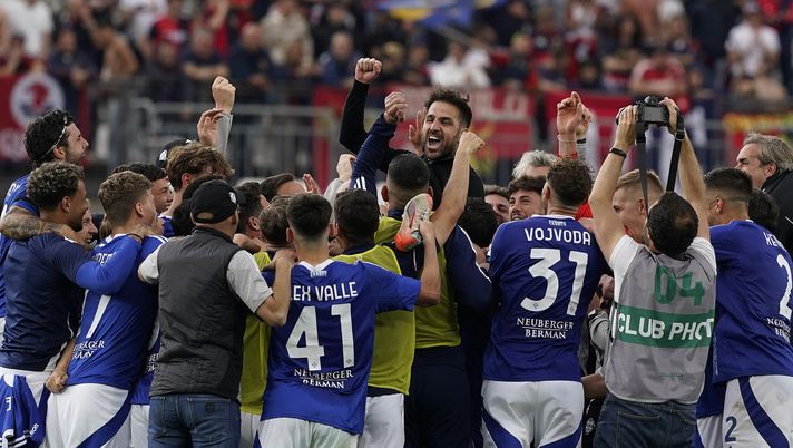 Giocatori del Como esultano dopo la partita contro il Genoa. (Foto di Pier Marco Tacca/Getty Images) como