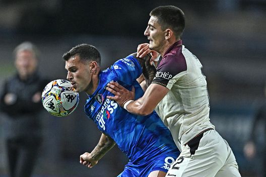 Pietro Pellegri dell'Empoli FC compete per il pallone con Seid Korac del Venezia FC durante la partita di Serie B tra Empoli FC e Venezia FC allo Stadio Carlo Castellani il 19 ottobre 2025 a Empoli Serie B, ottavo atto: in parità lo scontro al vertice, cambi in panchina in vista- immagine 3