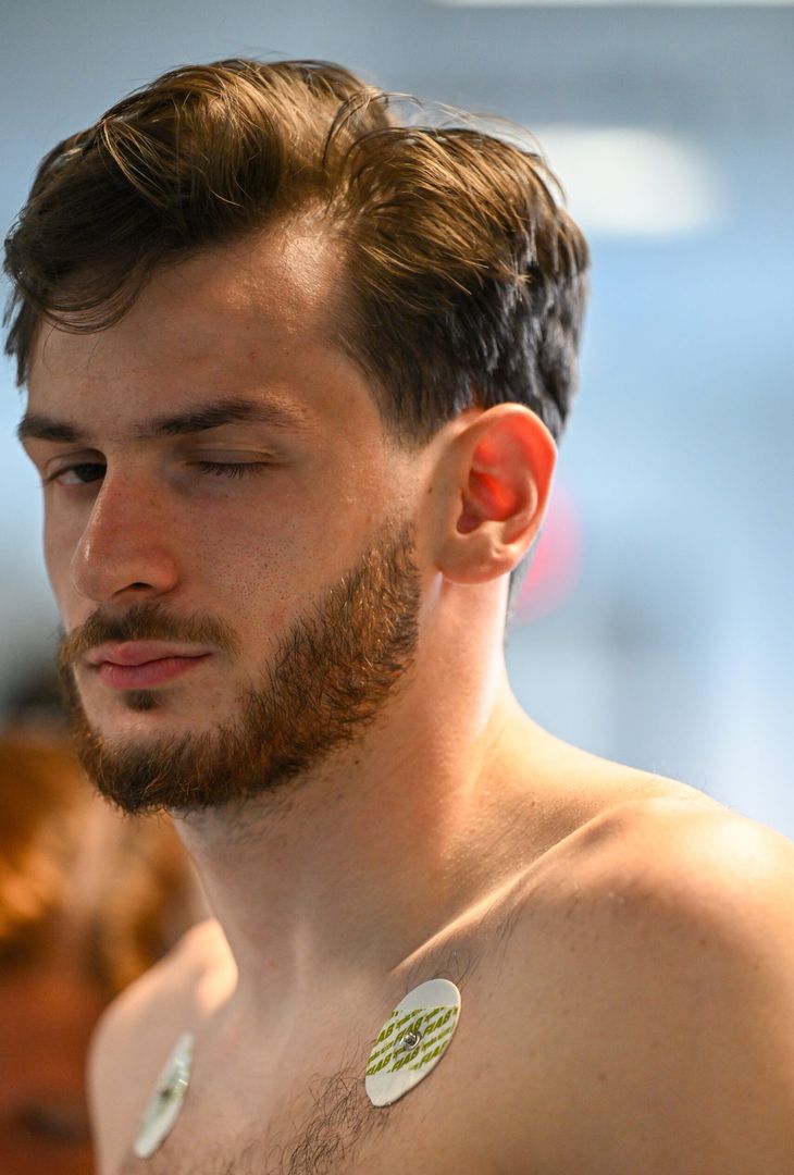 GALLERY Kvaratskhelia ritrova il Napoli: test in palestra e sorrisi per il georgiano - immagine 6