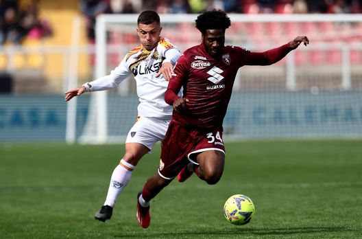 LECCE, ITALY - MARCH 12: Gabriel Strefezza of Lecce competes for the ball with Ola Aina of Torino during the Serie A match between US Lecce and Torino FC at Stadio Via del Mare on March 12, 2023 in Lecce, Italy. (Photo by Maurizio Lagana/Getty Images)