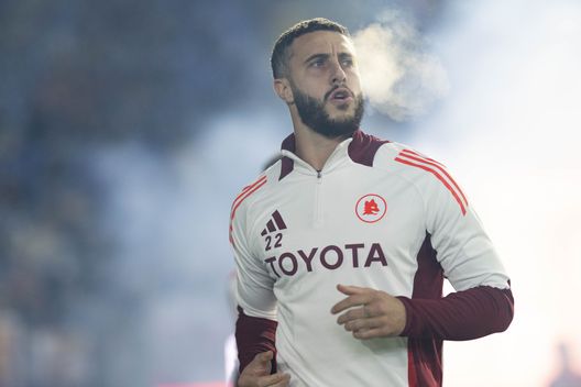 Mario Hermoso effettua il riscaldamento prima di scendere in campo con la maglia della Roma (stagione 2024/25)