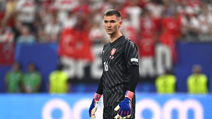 HAMBURG, GERMANY - JUNE 26: Matej Kovar of Czechia looks on during the UEFA EURO 2024 group stage match between Czechia and Turkiye at Volksparkstadion on June 26, 2024 in Hamburg, Germany. (Photo by Dan Mullan/Getty Images) Rep. Ceca-Sudafrica, le formazioni ufficiali: la scelta sull’obiettivo azzurro Kovar - immagine 1