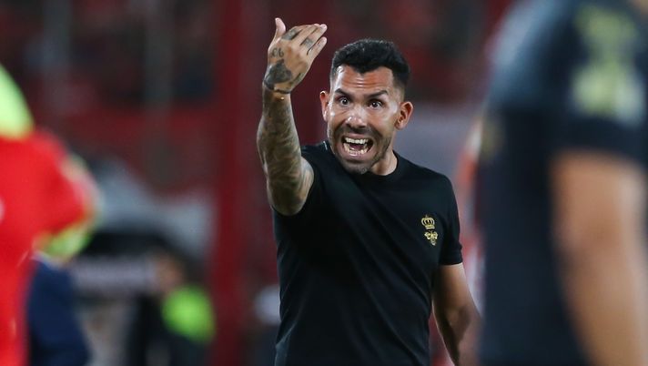 AVELLANEDA, ARGENTINA - MARCH 9: Carlos Tevez, coach of Independiente, gestures to his substitute players during a Copa de la Liga Profesional 2024 Group A match between Independiente and River Plate at Estadio Libertadores de America on March 9, 2024 in Avellaneda, Argentina. (Photo by Daniel Jayo/Getty Images) Tevez, malore e ricovero in ospedale in Argentina: le condizioni dell’ex Juve - immagine 1