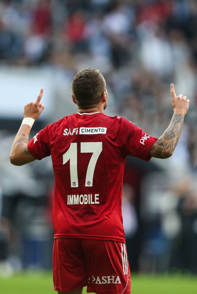 ISTANBUL, TURKEY - OCTOBER 20: Ciro Immobile of Besiktas celebrates after scoring his team's first goal during the Turkish Super League match between Besiktas and Konyaspor at Besiktas Park on October 20, 2024 in Istanbul, Turkey. (Photo by Ahmad Mora/Getty Images) Ricci Milan