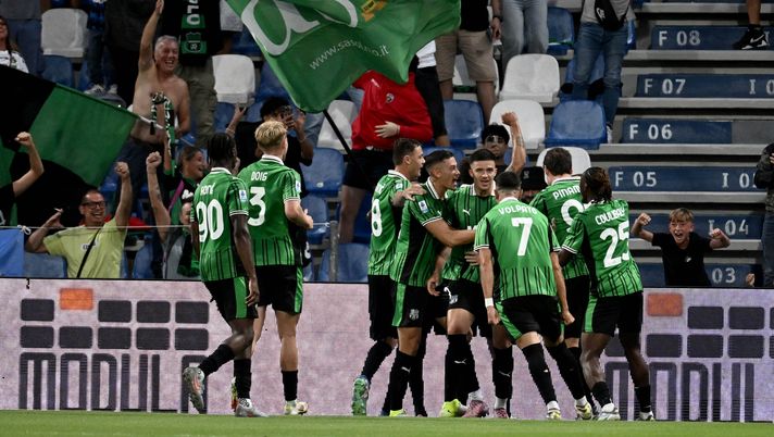 SASSUOLO, ITALY - SEPTEMBER 14: Alieu Fadera of US Sassuolo celebrates an opening goal with his team mates during the Serie A match between US Sassuolo Calcio and SS Lazio at Mapei Stadium Citta del Tricolore on September 14, 2025 in Sassuolo, Italy. (Photo by Marco Rosi - SS Lazio/Getty Images) Serie A, Sassuolo-Lazio 1-0: decide il gol di Fadera. Sarri resta a quota 3 punti - immagine 1