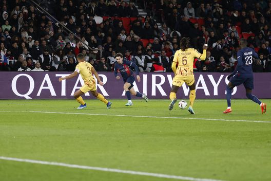 I giocatori del Metz in una delle ultime partite in Ligue 1, contro il Psg, l'anno scorso. (Foto di Catherine Steenkeste/Getty Images) Reims e Metz si giocano la Ligue 1: ecco come arrivano alla sfida decisiva- immagine 3