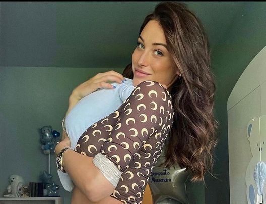 La moglie di Musso risponde ai follower: “Sì, mi sono rifatta il seno dopo il parto perché…” - immagine 1