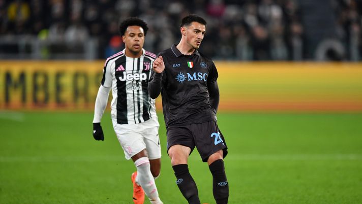 TURIN, ITALY - JANUARY 25: Eljif Elmas of SSC Napoli passes the ball whilst under pressure from Weston McKennie of Juventus during the Serie A match between Juventus FC and SSC Napoli at Juventus Stadium on January 25, 2026 in Turin, Italy. (Photo by Valerio Pennicino/Getty Images) elmas juventus