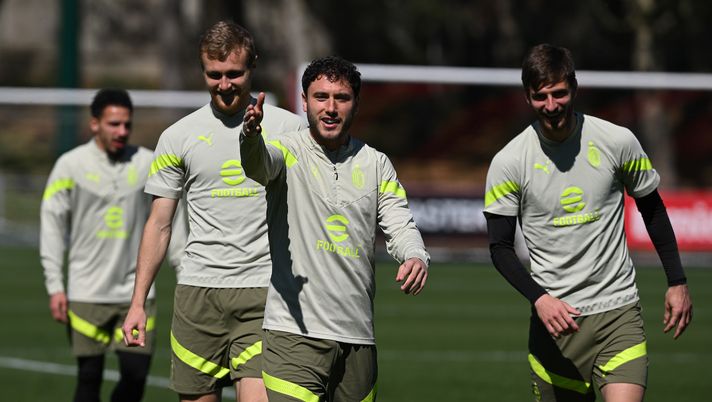 Ismaël Bennacer, Tommaso Pobega, Davide Calabria e Matteo Gabbia (giocatori AC Milan) durante una seduta di allenamento a Milanello | Milan News (Getty Images) Bennacer Pobega Calabria Gabbia AC Milan allenamento Milanello