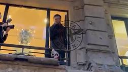Milan, Athekame acclamato regala la maglia rossonera ai tifosi | PM