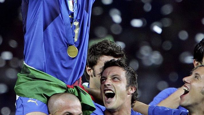 BERLIN - JULY 09: Gennaro Gattuso of Italy, holds aloft the world cup trophy after the FIFA World Cup Germany 2006 Final match between Italy and France at the Olympic Stadium on July 9, 2006 in Berlin, Germany. (Photo by Andreas Rentz/Bongarts/Getty Images) gennaro-gattuso-milan-italia-calabria-passione-denaro-sogno-mondiale-2026-rino-new-jersey
