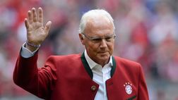 Il Bayern Monaco ricorda Franz Beckenbauer: la maglia gigante sotto il tetto dell’Allianz Arena