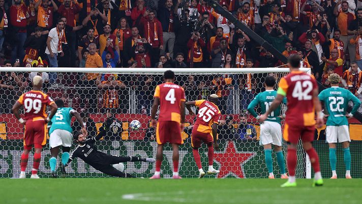 ISTANBUL, TURKEY - SEPTEMBER 30: Victor Osimhen of Galatasaray A.S. scores his team's first goal from the penalty spot past Alisson Becker of Liverpool during the UEFA Champions League 2025/26 League Phase MD2 match between Galatasaray A.S. and Liverpool FC at Ali Sami Yen Spor Kompleksi on September 30, 2025 in Istanbul, Turkey. (Photo by Justin Setterfield/Getty Images) Galatasaray-Liverpool, dove vedere il match in tv e streaming LIVE - immagine 1