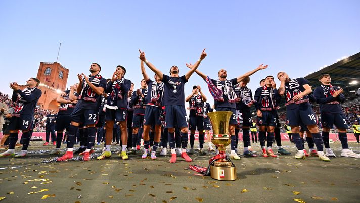 Il festeggiamento dei giocatori del Bologna per il trofeo conquistato. (Photo by Alessandro Sabattini/Getty Images) I “Vitelloni” del Bologna e la loro marginalità: come i rossoblù hanno avuto il coraggio di arrivare in cielo - immagine 1