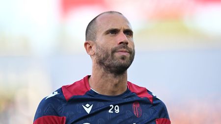 BOLOGNA, ITALY - SEPTEMBER 24: Lorenzo De Silvestri of Bologna FC looks on during the Serie A TIM match between Bologna FC and SSC Napoli at Stadio Renato Dall'Ara on September 24, 2023 in Bologna, Italy. (Photo by Alessandro Sabattini/Getty Images)
