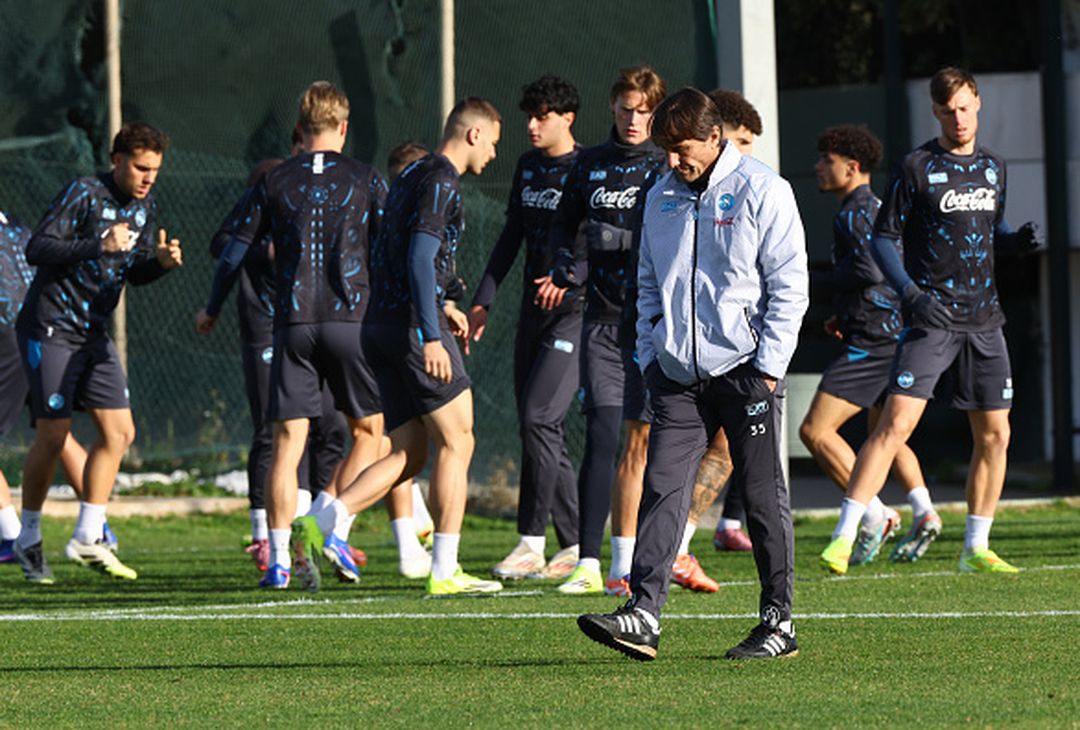 Pronti via, 24 ore all’attesissima sfida di Champions League tra Napoli e Chelsea. Conte guida l’allenamento cercando di trasferire la stessa grinta trasmessa in conferenza.