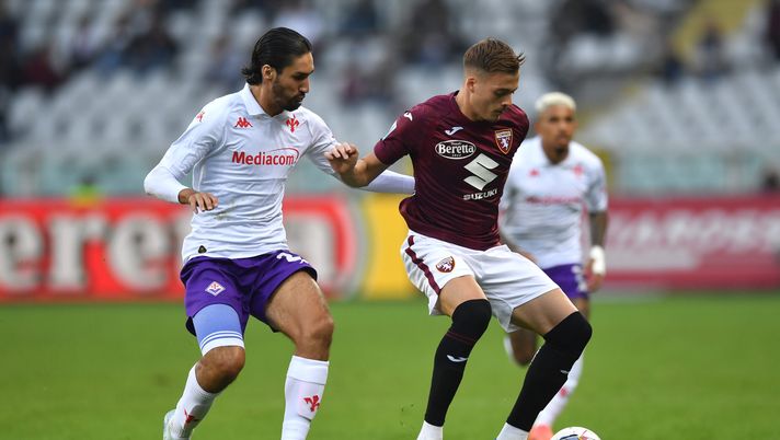 TURIN, ITALY - NOVEMBER 03: Ivan Ilic of Torino controls the ball under pressure from Yacine Adli of Fiorentina during the Serie A match between Torino and Fiorentina at Stadio Olimpico di Torino on November 03, 2024 in Turin, Italy. (Photo by Valerio Pennicino/Getty Images) Fiorentina, Adli il fulcro del gioco e al suo fianco tre opzioni: c’è un ex Toro - immagine 1