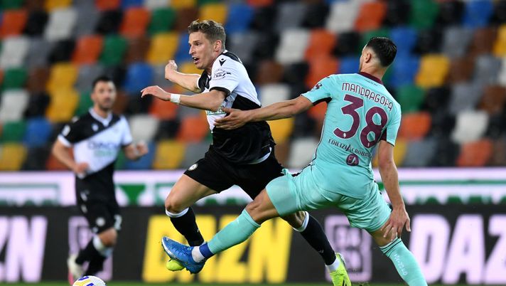 UDINE, ITALY - APRIL 10: Jens Stryger Larsen of Udinese Calcio is challenged by Rolando Mandragora of Torino FC during the Serie A match between Udinese Calcio and Torino FC at Dacia Arena on April 10, 2021 in Udine, Italy. Sporting stadiums around Italy remain under strict restrictions due to the Coronavirus Pandemic as Government social distancing laws prohibit fans inside venues resulting in games being played behind closed doors. (Photo by Alessandro Sabattini/Getty Images) Udinese-Torino 0-1, le statistiche: un pareggio sarebbe stato giusto - immagine 1