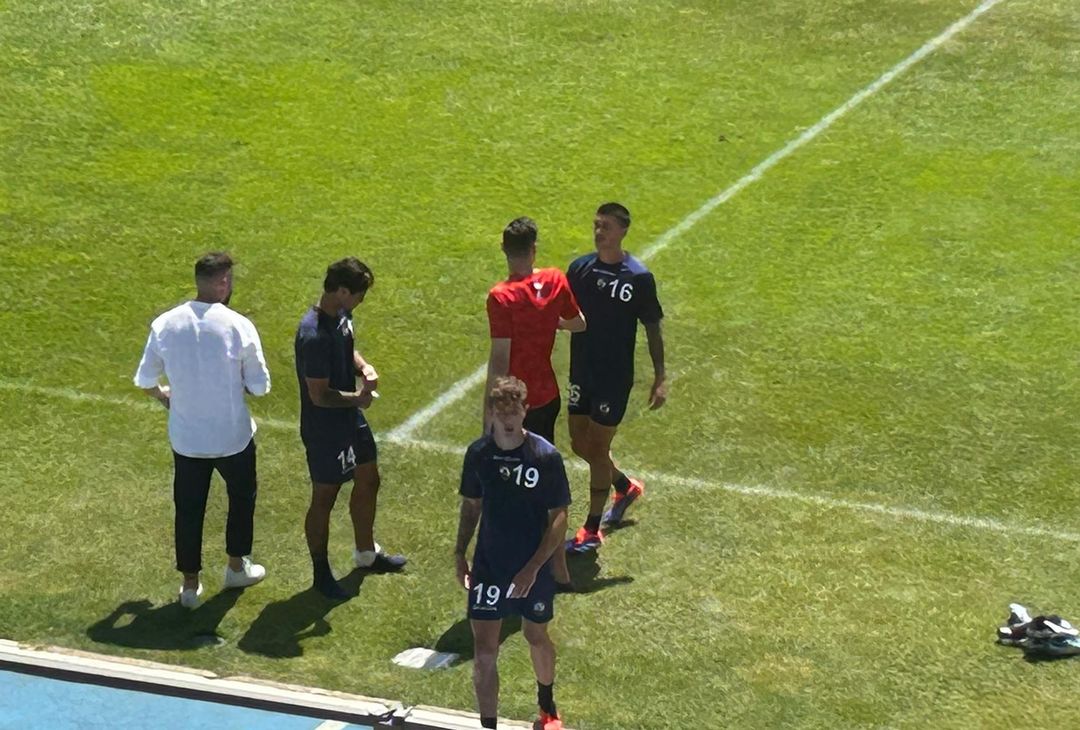 GALLERY Meret concede selfie ai calciatori della Cavese - immagine 4