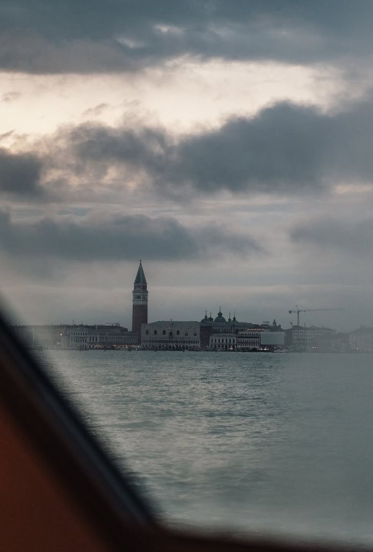 GALLERY Il Napoli è già a Venezia. L’arrivo in battello nella splendida laguna! - immagine 5