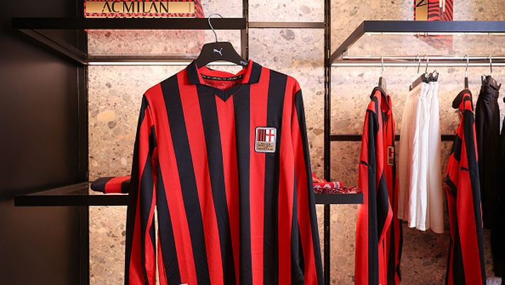 MILAN, ITALY - DECEMBER 04: AC Milan 125th Anniversary Jersey unveiling at Via Dante Store on December 04, 2024 in Milan, Italy. (Photo by Sara Cavallini/AC Milan via Getty Images)  Il Milan e la sua storica alternanza fra alti e bassi - immagine 1