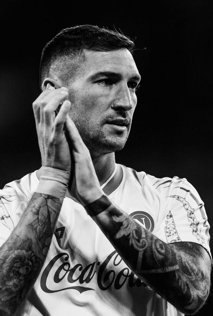 L'estasi per la prestazione di Kevin De Bruyne e la gioia per la doppietta messa a referto da Rasmus Hojlund: due sentimenti positivi (e cardini) rappresentati alla perfezione dal riassunto 'in bianco e nero' di Napoli-Sporting Lisbona realizzato dall'admin dell'account Instagram della compagine partenopea.