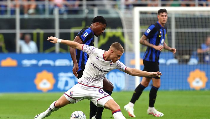 MILAN, ITALY - SEPTEMBER 03: Lucas Beltran of ACF Fiorentina battles for possession with Denzel Dumfries of Inter Milan during the Serie A TIM match between FC Internazionale and ACF Fiorentina at Stadio Giuseppe Meazza on September 03, 2023 in Milan, Italy. (Photo by Marco Luzzani/Getty Images) Beltran come Baiano? Forse, ma Ciccio aveva accanto la spalla ideale - immagine 1