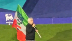 Dopo la premiazione continua la festa in campo sulle note di Nino D’Angelo