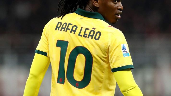 Milan-Fiorentina 2-1: Leao su rigore porta in vantaggio il Diavolo! | Serie A News