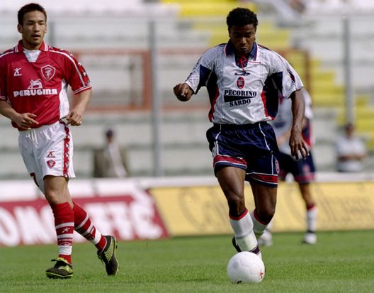 18 Sep 1999: Luis Oliveira con la maglia del Cagliari (Mandatory Credit: Claudio Villa /Allsport) ESCLUSIVA – Luìs Oliveira: “La Fiorentina rischia grosso. Il Como? Presto lo vedremo in Champions”- immagine 4