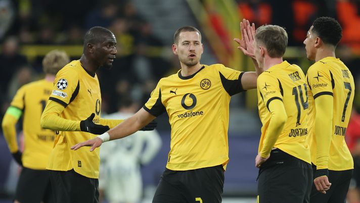 DORTMUND, GERMANY - FEBRUARY 17: Waldemar Anton of Borussia Dortmund and teammates interact during the UEFA Champions League 2025/26 League Knockout Play-off First Leg match between Borussia Dortmund and Atalanta BC at BVB Stadion Dortmund on February 17, 2026 in Dortmund, Germany. (Photo by Alex Grimm/Getty Images) Borussia Dortmund-Bayer Leverkusen, dove vedere la partita in diretta tv e in streaming LIVE - immagine 1