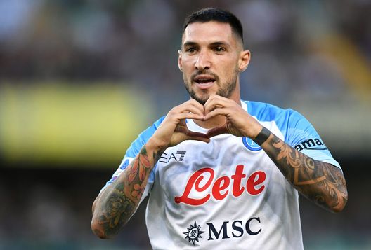 VERONA, ITALY - AUGUST 15: Matteo Politano of Napoli celebrates after scoring their team's sixth goal during the Serie A match between Hellas Verona and SSC Napoli at Stadio Marcantonio Bentegodi on August 15, 2022 in Verona, . (Photo by Alessandro Sabattini/Getty Images) Napoli e Lazio, intreccio di mercato che coinvolge un obiettivo di viola: i dettagli- immagine 2