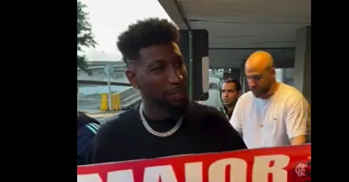 Milan, Emerson Royal posa con la maglia del Flamengo | VIDEO