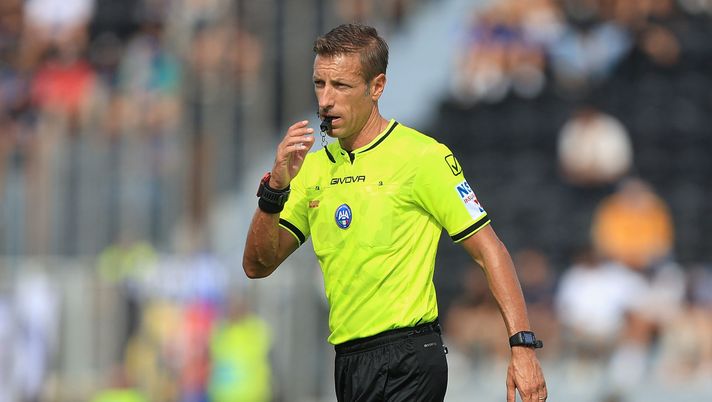 PISA, ITALY - SEPTEMBER 14: Davide massa referee during the Serie A match between Pisa SC and Udinese Calcio at Arena Garibaldi on September 14, 2025 in Pisa, Italy. (Photo by Gabriele Maltinti/Getty Images) Roma-Napoli, la moviola: il gol di Neres è regolare, Rrahmani tocca la palla – CdS - immagine 1