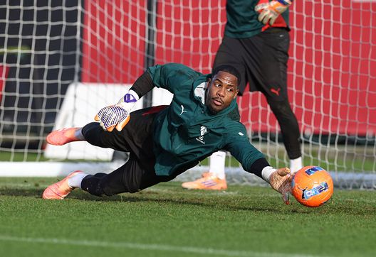 CAIRATE, ITALIA - 6 DICEMBRE: Mike Maignan del Milan in azione durante la sessione di allenamento del Milan a Milanello il 6 dicembre 2025 a Cairate, Italia. (Foto di Claudio Villa/AC Milan tramite Getty Images) Milan, Maignan: “Il mio futuro fa parlare ma non è una cosa a cui devo pensare adesso”- immagine 2