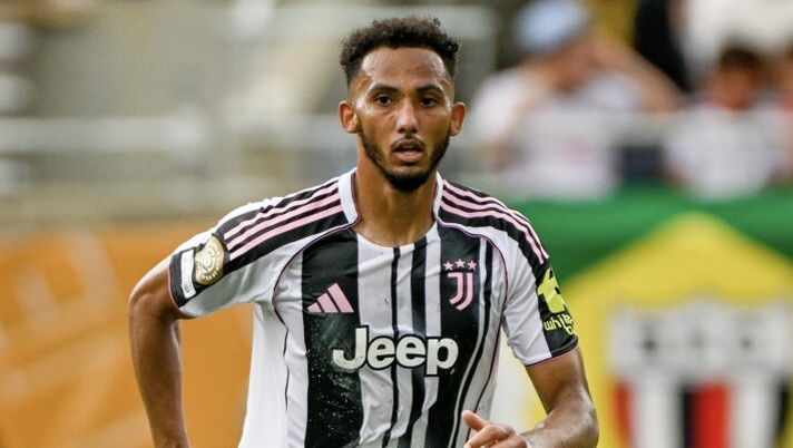 ORLANDO, FLORIDA - JUNE 26: Lloyd Kelly of Juventus during the FIFA Club World Cup 2025 group G match between Juventus FC and Manchester City FC at Camping World Stadium on June 26, 2025 in Orlando, United States. (Photo by Daniele Badolato - Juventus FC/Juventus FC via Getty Images) Juve, infortunio per Kelly contro il Real Madrid: la prima diagnosi, al suo posto Kostic - immagine 1