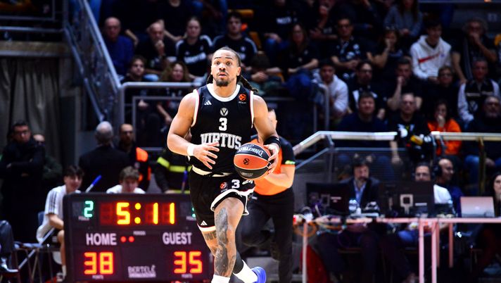 BOLOGNA, ITALY - NOVEMBER 21: Carsen Edwards, #3 of Virtus Bologna in action during the EuroLeague Regular Season Round 12 match between Virtus Bologna and Maccabi Rapyd Tel Aviv at Virtus Arena on November 21, 2025 in Bologna, Italy. (Photo by Luca Sgamellotti/Euroleague Basketball via Getty Images) Virtus Bologna-Dubai, dove vedere la partita in diretta tv e in streaming LIVE - immagine 1