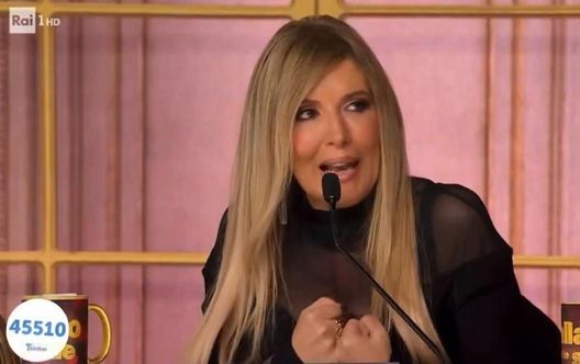 Barbara D’Urso: “Scritte cose false, ma io volo alto”, Lucarelli replica: “Parliamo di…” Barbara D’Urso: “Scritte cose false, ma io volo alto”, Lucarelli replica: “Parliamo di…” - immagine 1