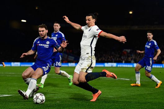 Londra, Inghilterra - 9 marzo 2016: Zlatan Ibrahimović e Branislav Ivanović durante la partita di Champions League tra Chelsea e Psg. (Foto di Mike Hewitt/Getty Images) Chelsea-Psg, dove vedere la finale del Mondiale per Club in tv e streaming- immagine 4