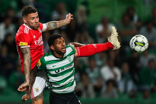 Nicolas Otamendi a contrasto con Matheus Reis dello Sporting Lisbona. (foto di CARLOS COSTA/AFP via Getty Images) Caos in Portogallo: Matheus Reis minacciato di morte dopo lo scontro con Belotti- immagine 3