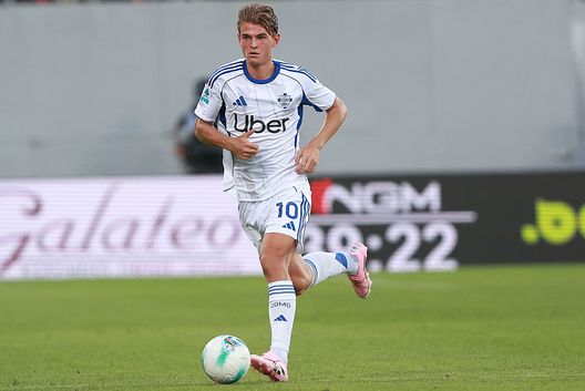 Nico Paz del Como 1907 in azione durante la partita di Serie A tra ACF Fiorentina e Como 1907 all'Artemio Franchi il 21 settembre 2025 a Firenze, Italia. (Foto di Gabriele Maltinti/Getty Images) Como Cremonese
