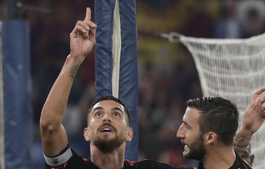 ROME, ITALY - OCTOBER 01: AS Roma players Lorenzo Pellegrini and Bryan Cristante celebrate during the Serie A TIM match between AS Roma and Frosinone Calcio at Stadio Olimpico on October 01, 2023 in Rome, Italy. (Photo by Luciano Rossi/AS Roma via Getty Images) Pellegrini, capitano in discussione: risponde ai fischi col gol. Poi la dedica speciale- immagine 2